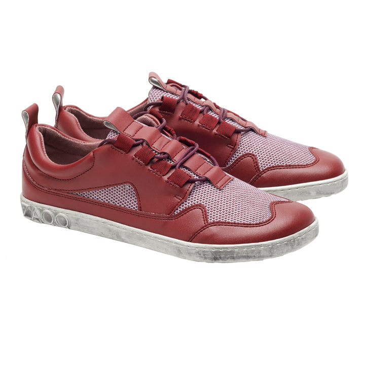 Ein Paar stylischer Barfuß-Sneaker QARLY Red von ZAQQ mit weißen Mesh-Einsätzen und strapazierfähigen Gummisohlen. Diese Schnürschuhe sind mit praktischen Laschen an Ferse und Zunge für einfaches Tragen ausgestattet.