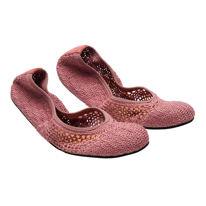 Ein Paar ZAQQ TWIST Rosa Ballerinas, gefertigt aus atmungsaktivem Strickstoff und mit detaillierten Aussparungsmustern an den Seiten vor weißem Hintergrund.