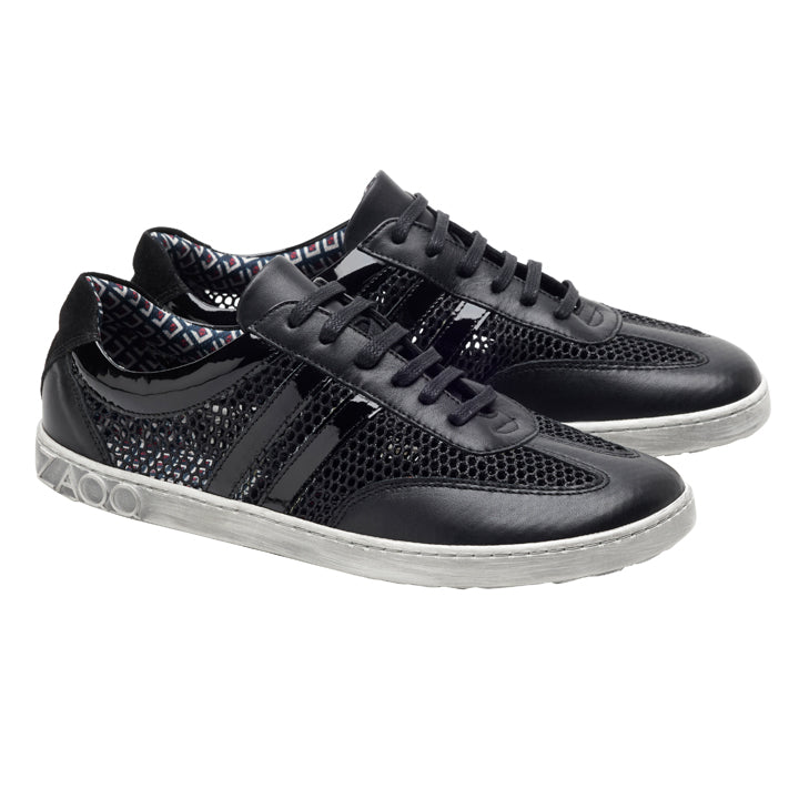 Wir präsentieren den QIMBERLY Black von ZAQQ, ein Paar stylische schwarze Sneaker mit Mesh-Details, glänzendem Finish und weißer Sohle. Diese Damen-Barfußschuhe bieten ein atmungsaktives Design mit einem eleganten Schnürverschluss und sind somit perfekt für die Freizeit geeignet.