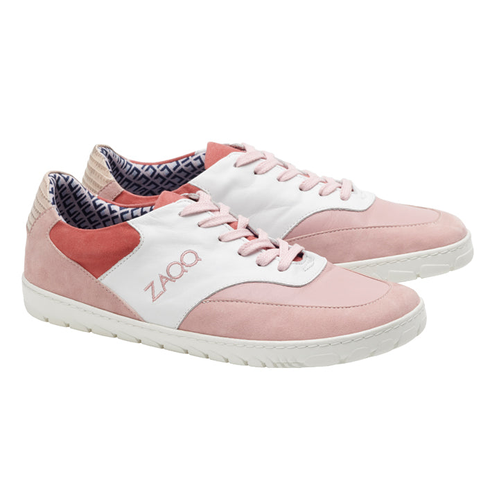 Wir präsentieren den QARTER Rosa von ZAQQ: Ein schickes Paar Sneaker, das aus einer Kombination aus rosa Premium-Nappaleder und Veloursleder gefertigt ist, akzentuiert durch weiße Ledereinsätze. Sie verfügen über rosa Schnürsenkel, eine elegante weiße Sohle und ein aufwendig gemustertes Innenfutter. Das ikonische ZAQQ-Logo ist prominent an der Seite angebracht und verleiht dem Schuh einen zusätzlichen Hauch von Stil.