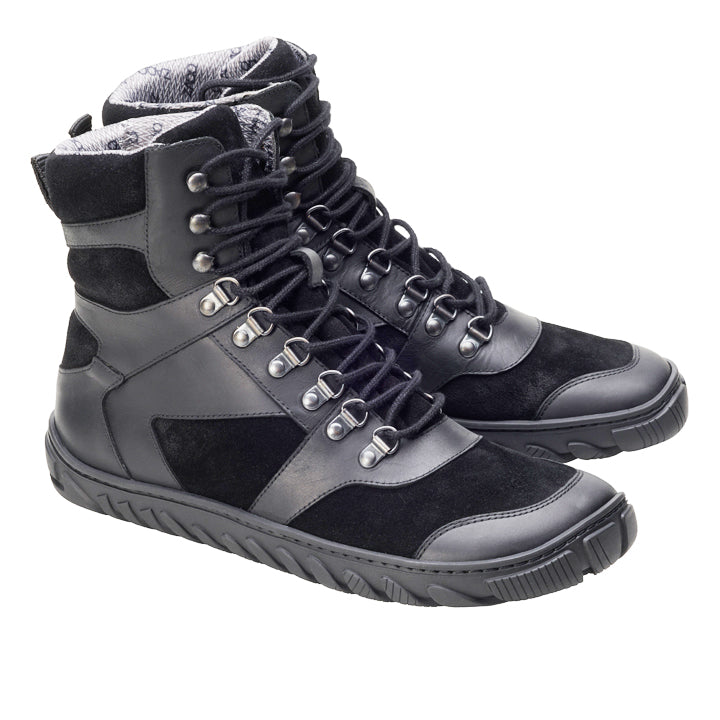 Die wasserdichten High-Top-Stiefel EXPLORER Black von ZAQQ aus Leder und Stoff verfügen über eine robuste Sohle für Halt und Metallösen. Mit einem gemusterten Innenfutter sind diese Schnürstiefel langlebig und stilvoll – ideal für Abenteuer im Freien.