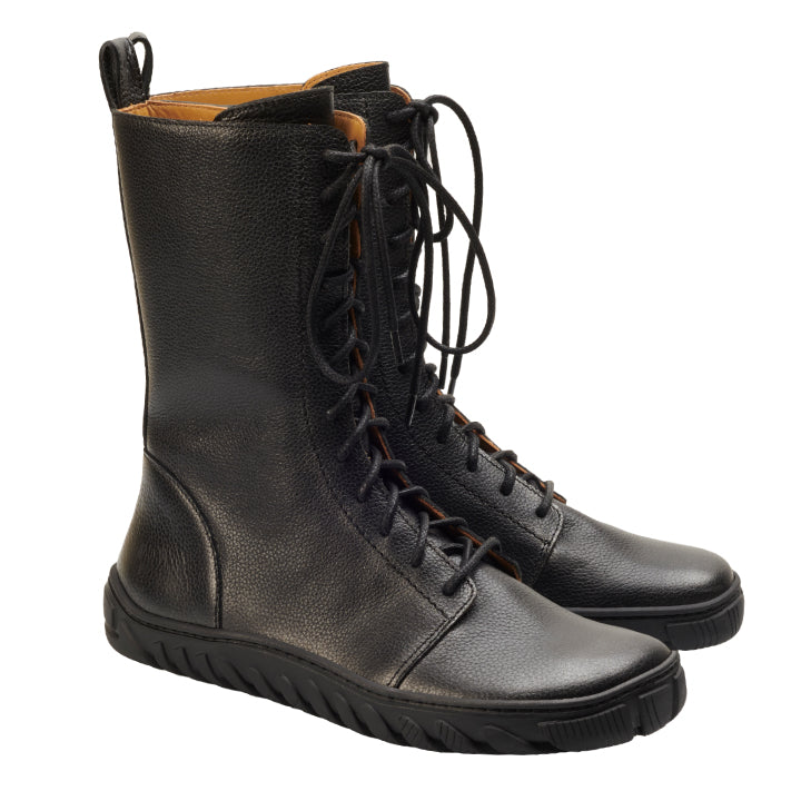 Ein Paar schwarze Schnürstiefel DOQS von ZAQQ mit ULTRAGRIP-Sohle, präsentiert vor einem weißen Hintergrund. Diese Stiefel aus hochwertigem Nappaleder zeichnen sich durch ein elegantes und strukturiertes Design aus, ergänzt durch eine Schlaufe an der Rückseite für einfaches Tragen.