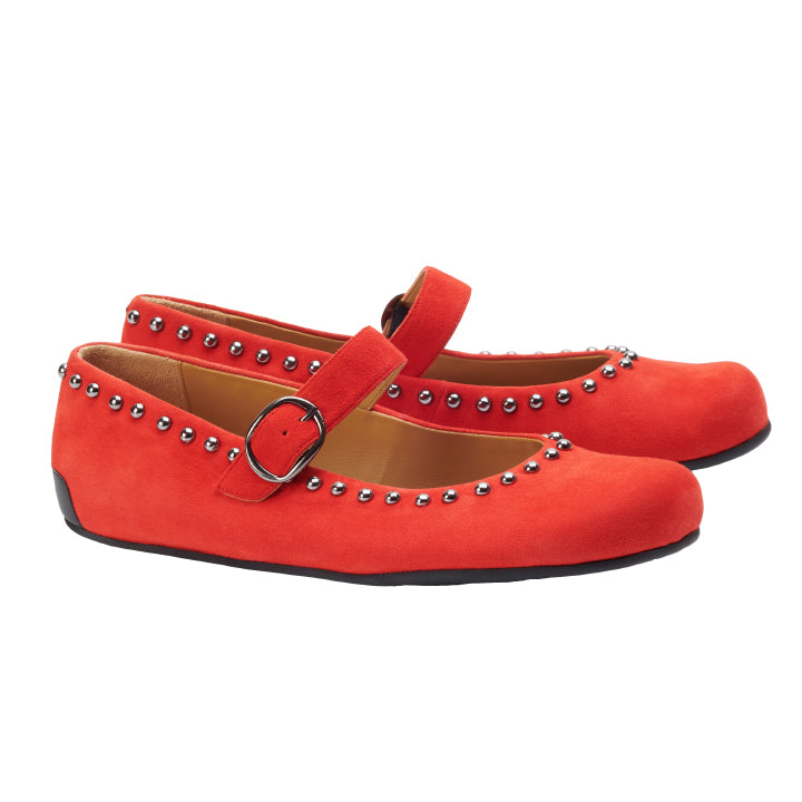 Die DIEQO Red Schuhe von ZAQQ sind aus leuchtend rotem Wildleder gefertigt und verfügen über silberne Nietendetails an den Rändern, ergänzt durch einen Riemen mit runder Metallschnalle. Diese Mary Janes aus Veloursleder haben eine flache Sohle und bieten ein bequemes, lässiges Design.