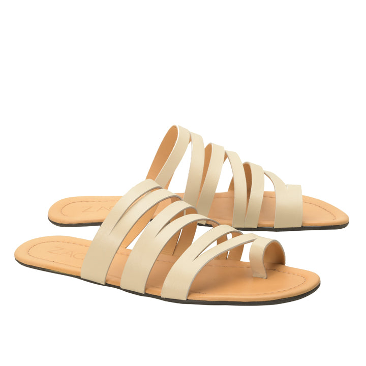 Wir präsentieren die FLAQE Beige von ZAQQ: Diese minimalistischen Barfußsandalen im Mehrriemendesign in Beige sind aus geschmeidigem Nappaleder mit hellbraunem Fußbett und flexibler Sohle gefertigt. Elegant in leichtem Winkel auf weißem Hintergrund präsentiert.