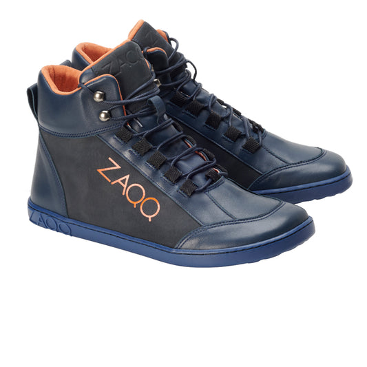 Wir präsentieren die WALQER Navy Orange High-Top-Sneaker von ZAQQ, die aus hochwertigem Leder gefertigt sind, um maximalen Komfort zu gewährleisten. Diese von Barfußschuhen inspirierten Sneaker verfügen über ein leuchtend orangefarbenes Futter und Akzente sowie das charakteristische ZAQQ-Branding in Orange an der Seite. Abgerundet werden sie durch stilvolle schwarze Schnürsenkel, die durch robuste Metallösen gefädelt sind.