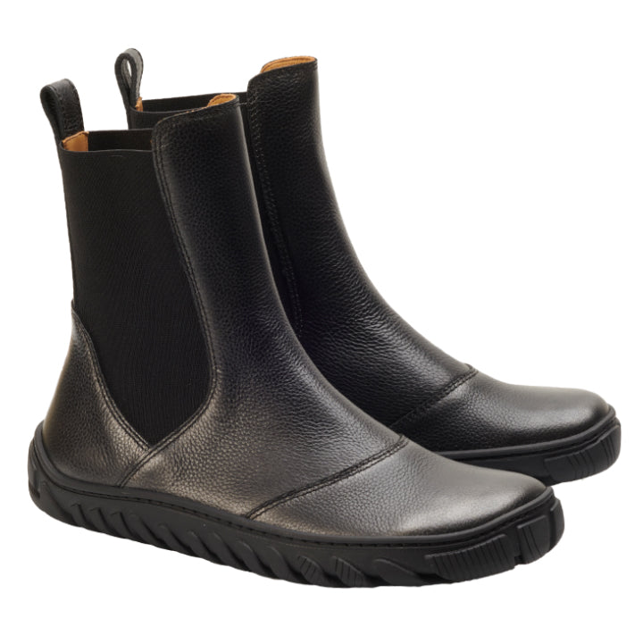 Die schwarzen Chelsea Boots ELASTIQ von ZAQQ sind ein stilvolles Paar Lederstiefel mit elastischen Seitenteilen und strukturierten Sohlen, die sich wunderschön vor einem weißen Hintergrund abheben.