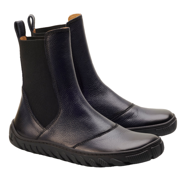 Ein Paar elegante schwarze ELASTIQ Blue-Stiefeletten von ZAQQ mit elastischen Seitenteilen und strukturierten ULTRAGRIP-Sohle-Gummisohle, gefertigt für einen modernen und stilvollen Look.