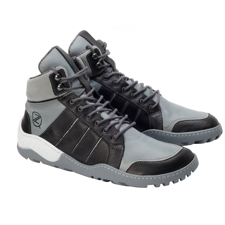 Wir präsentieren die wasserdichten High-Top-Sneaker ZAQQ MONTBLANQ Grey, die ein sportliches und modernes Design in Schwarz-, Grau- und Weißtönen aufweisen. Diese Schuhe sind mit einer robusten Sohle für rutschfesten Halt, schwarzen Schnürsenkeln und einem stilvollen Logodesign an der Seite ausgestattet.