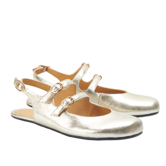 Wir präsentieren die ZAQQ QOMET Gold Flats, bei denen Glamour auf Komfort trifft. Diese glänzenden Goldschuhe sind mit drei Schnallenriemen auf der Vorderseite und einer offenen Rückseite ausgestattet und verfügen über eine flexible Sohle für mühelose Eleganz und ein glattes Finish. Perfekt, um jedem Outfit Glanz zu verleihen!