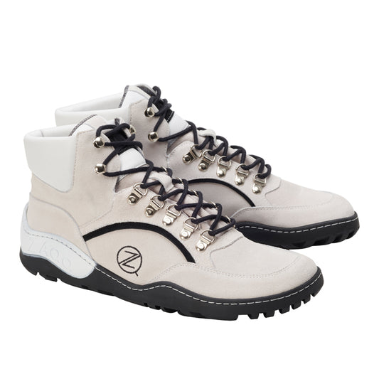 Wir präsentieren die TERRAQ Beige Waterproof Sneaker von ZAQQ: Diese stylischen High-Top-Schuhe sind aus Veloursleder in Beige mit schwarzen Akzenten und Schnürsenkeln mit silbernen Ösen gefertigt. Sie verfügen über eine dicke, strukturierte schwarze Sohle und sind mit dem markanten „Z“-Logo an der Seite versehen, was für eine Outdoorschuh-Ästhetik sorgt.