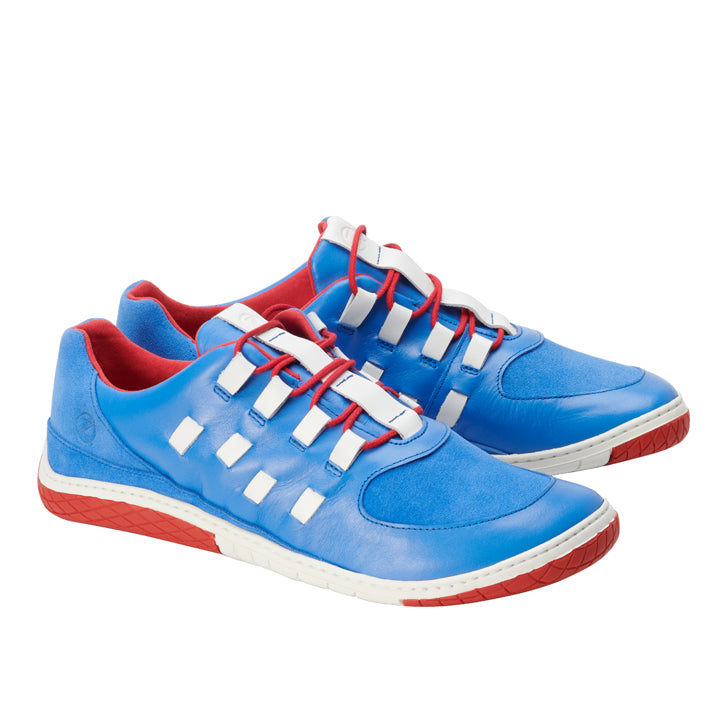 Wir präsentieren die Sportschuhe BRISQ Blue von ZAQQ – eine lebendige Mischung aus hochwertigem Nappaleder und Wildleder. Diese blauen Schuhe mit roten und weißen Akzenten weisen ein auffälliges sportliches Design auf. Sie zeichnen sich durch markante gewebte weiße Schnürsenkel und kräftige rote Sohlen aus, sodass Sie sowohl beim Training als auch beim Entspannen auffallen.