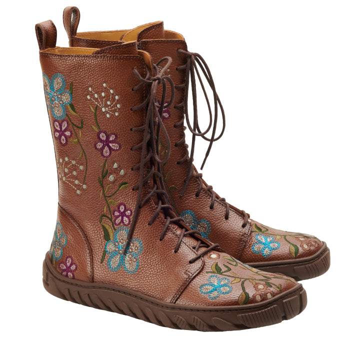 Die DOQS Flower Boots von ZAQQ sind aus hochwertigem Nappaleder gefertigt und zeichnen sich durch eine Vintage-Ästhetik aus, die von Hand gefertigt und mit Blumenstickereien in Blau und Lila verziert ist. Diese braunen Lederstiefel haben Schnürung vorne und robuste Sohlen, die mit kleinen weißen und roten Blumen für einen Hauch von Retro-Charme versehen sind.