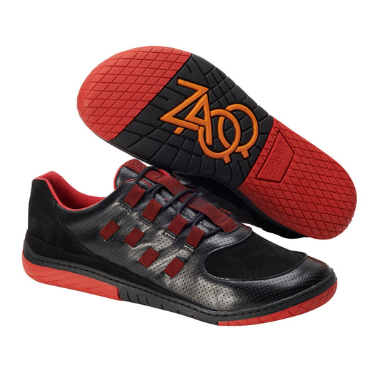 Die Sportschuhe BRISQ Black von ZAQQ zeichnen sich durch eine stilvolle Kombination aus Schwarz und Rot mit perforiertem Obermaterial und geometrischen Akzenten aus. Diese Schuhe sind aus hochwertigem Nappaleder gefertigt und mit der ZAQQ MINIMAL Sohle ausgestattet, die ein unverwechselbares Markenlogo und Muster aufweist und so ein verbessertes Barfußschuh-Erlebnis bietet.