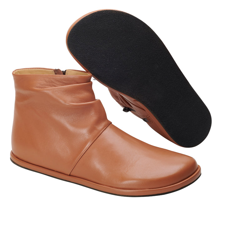 Wir präsentieren die QOURTNEY Brown-Stiefeletten von ZAQQ mit einem stilvollen matten Finish. Ein Stiefel steht hoch, während das Gegenstück umgedreht ist und die strukturierte schwarze Sohle freigibt. Diese wunderschön gestalteten Stiefel zeichnen sich durch einen minimalistischen Stil aus und sind mit einem seitlichen Reißverschluss für einfaches Tragen ausgestattet.