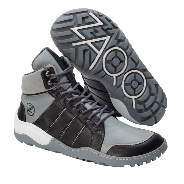 Die MONTBLANQ Grey Waterproof Sneaker von ZAQQ präsentieren eine elegante Kombination aus grauem und schwarzem Leder, aufgewertet durch ein markantes geometrisches Muster auf der Sohle, das vom ZAQQ TERRA-Design inspiriert ist. Ausgestattet mit dunklen Schnürsenkeln und einem stilisierten Z-Logo am Knöchel bieten diese High-Tops sowohl Stil als auch Haltbarkeit.