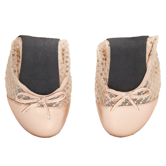 Die TWIST SHEER Gold Ballettschuhe von ZAQQ haben glänzende, nudefarbene Satin-Spitzen und ein Obermaterial aus Mesh-Gewebe, das mit kleinen Pailletten verziert ist. Diese eleganten Schuhe ähneln einem femininen Barfußschuh und haben kleine Schleifen auf der Vorderseite, ergänzt durch schwarze Innensohlen für verbesserten Tragekomfort.