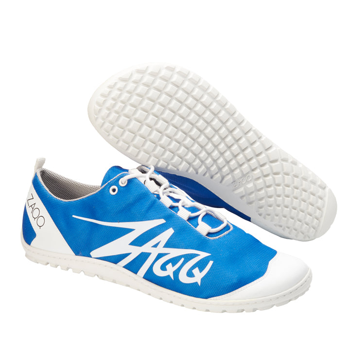 Die SQIM Azure Sneaker von ZAQQ sind ein Paar Sportschuhe für Herren in Blau und Weiß mit stilisiertem Logo. Diese Sneaker aus Recyclingfasern haben weiße Schnürsenkel, strukturierte Gummisohlen für besseren Halt und bieten hervorragende Atmungsaktivität für ultimativen Komfort.