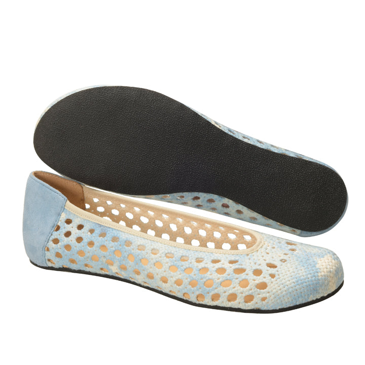 Der TWIST Sky von ZAQQ ist ein Paar Ballerinas für Damen in Blau mit aufwendigen Cut-Out-Details. Der obere Schuh ist angewinkelt, um sein perforiertes Design und sein strukturiertes Obermaterial hervorzuheben, während der untere Schuh so ausgerichtet ist, dass seine schwarze Sohle sichtbar ist – ideal für einen gemütlichen Sommerspaziergang.