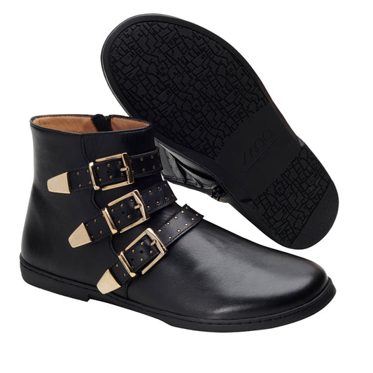 Ein Paar QLANCE Black Gold Plain Stiefeletten hat drei goldene Schnallen an der Seite. Ein Stiefel steht aufrecht, während der andere, ein stylischer Rocker-Boot von ZAQQ, auf der Seite liegt und die ZAQQ BUSINESS Sohle und die Nietendetails zur Schau stellt.