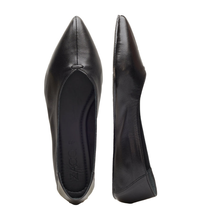 Die MEXIQ Black von ZAQQ sind schwarze Ballerinas aus Leder, die feminine Eleganz verkörpern. Die Barfuß-Ballerinas werden von oben und von der Seite gezeigt und zeigen ihre spitzen Zehen und ihr minimalistisches Design, ideal für alle, die einen raffinierten Stil zu schätzen wissen.