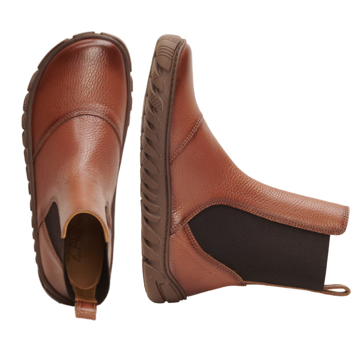 Die ELASTIQ Brown-Stiefel von ZAQQ zeichnen sich durch ein elegantes Seiten- und Obermaterial aus und sind aus hochwertigem Nappaleder gefertigt. Diese Stiefeletten verfügen über schwarze elastische Einsätze zum einfachen Anziehen und eine strukturierte Gummisohle für besseren Halt.