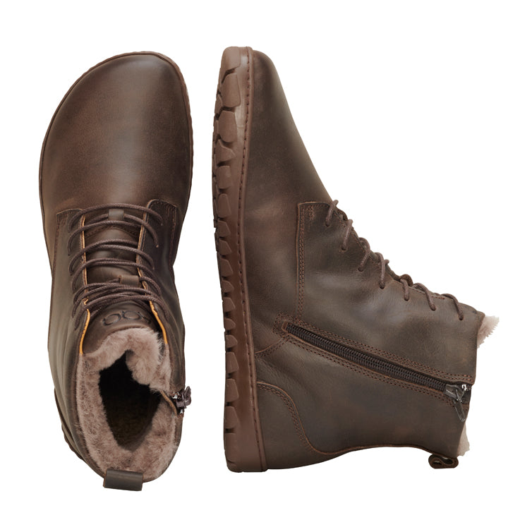 Ein Paar QUINTIC Winter Brown Stiefel von ZAQQ, einer von oben und der andere von der Seite. Sie sind mit Schnürsenkeln, einem seitlichen Reißverschluss und einem luxuriösen Plüschfellfutter ausgestattet. Die strapazierfähige ZAQQ-Outdoorsohle bietet außergewöhnlichen Halt auf jedem Gelände.