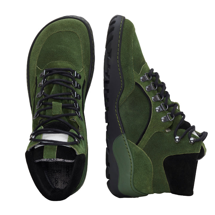 Ein Paar TERRAQ Green Waterproof-Stiefel von ZAQQ zeichnet sich durch stilvolle schwarze Details aus. Ein Stiefel steht aufrecht und hebt die Schnürsenkel und Metallösen hervor, während der andere auf der Seite liegt und die schwarze Sohle und die Knöchelpolsterung enthüllt – eine ausgezeichnete Wahl für Barfußschuh-Enthusiasten, die sowohl Stil als auch Haltbarkeit schätzen.