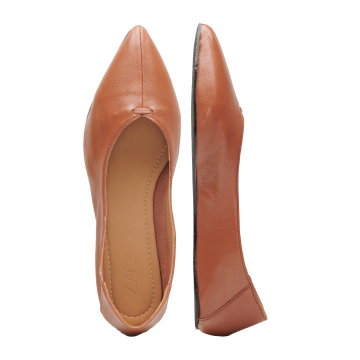 Das Modell MEXIQ Brown von ZAQQ besteht aus einem Paar brauner Leder-Ballerinas, wobei ein Schuh von oben und der andere von der Seite präsentiert wird und das spitze Zehendesign und das elegante Pumps-Finish hervorheben.