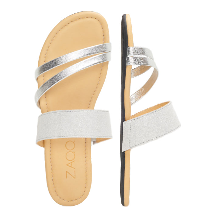 Ein Paar stylische ZAQQ QATE Silver White Sandalen im minimalistischen Design. Eine Sandale ist von oben abgebildet und hebt zwei dünne silberne Riemen neben einem breiten Riemen aus hochwertigem Nappaleder hervor. Die andere ist von der Seite zu sehen und zeigt eine flache Sohle, die Eleganz ausstrahlt.