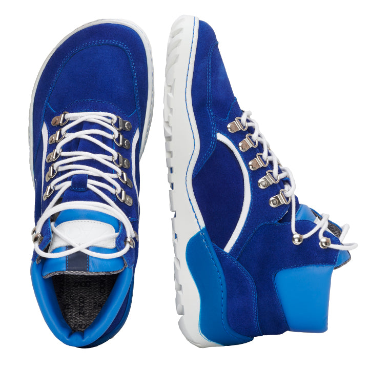 Wir präsentieren die wasserdichten High-Top-Sneaker ZAQQ TERRAQ Blue, mit einem leuchtend blauen Design mit weißen Schnürsenkeln und einer strapazierfähigen, wasserdichten Sohle, die sich ideal für Outdoor-Abenteuer eignet. Diese Schuhe sind mit metallischen Ösen und hellblauen Highlights an Ferse und Kragen akzentuiert, die sich wunderschön vor einem schlichten weißen Hintergrund abheben.