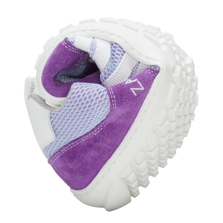 Der RIQ Purple von ZAQQ ist ein vielseitiger Barfußschuh mit einer flexiblen Sohle, die in der Mitte gefaltet ist, um seine Anpassungsfähigkeit hervorzuheben. Er verfügt über ein stilvolles Farbschema aus Weiß und Lila, ist aus Meshgewebe und Veloursleder gefertigt, während die robuste Sohle ein strukturiertes Design aufweist.