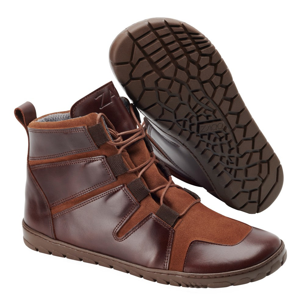 Der DAQOTA Waterproof Terrabrown von ZAQQ verbindet nahtlos Leder und Wildleder für einen anspruchsvollen Look. Diese Sneaker zeichnen sich durch ein bequemes Design mit einer gemusterten Sohle für besseren Halt sowie einem Schnürverschluss und einem seitlichen Reißverschluss für müheloses Tragen aus und sind damit perfekt für alle, die sowohl Stil als auch Komfort schätzen.