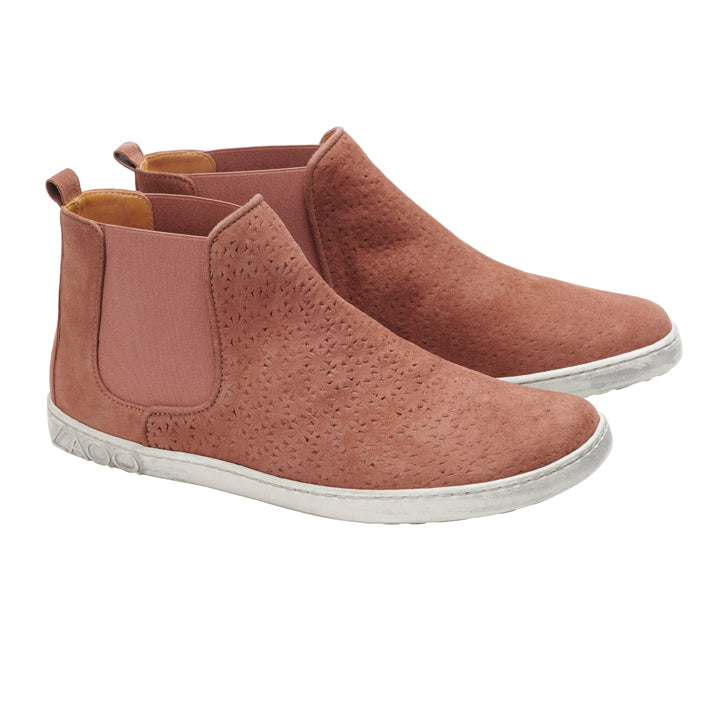 Wir präsentieren die QOLLINS Brown von ZAQQ: ein Paar Chelsea-Boots aus braunem Wildleder mit weißer Gummisohle und elastischen Seiteneinsätzen zum einfachen Anziehen. Das Obermaterial aus Veloursleder weist ein strukturiertes Muster auf, ergänzt durch eine praktische Aufreißlasche an der Rückseite für müheloses Anziehen.