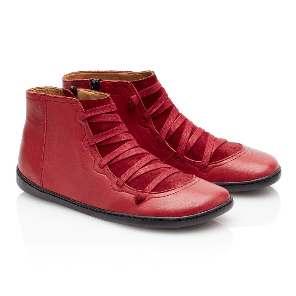 Die Quechee Velvet High-Top-Schuhe von ZAQQ zeichnen sich durch ein einzigartiges Design mit breiten, überkreuzten Schnürsenkeln, einem praktischen seitlichen Reißverschluss und kontrastierenden schwarzen Sohlen aus. Diese Reißverschluss-Sneaker kombinieren modernen Stil mit einem Mix aus lässigen und schicken Elementen.