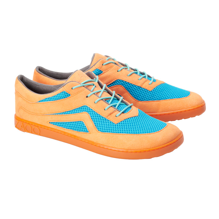 Entdecke den QLAYTON Orange von ZAQQ: Diese stylischen Sneaker bestechen durch eine lebendige Kombination aus orangefarbenem Veloursleder und blauen Mesh-Einsätzen. Sie sind mit eleganten Seitendetails, auffälligen orangefarbenen Sohlen und hellblauen Schnürsenkeln geschmackvoll gestaltet.