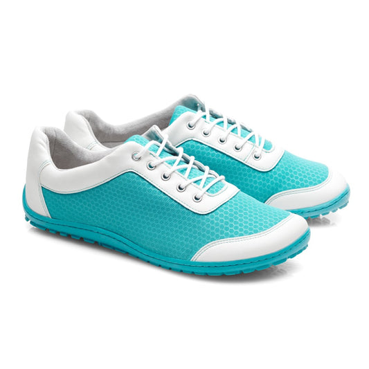 Ein Paar SQIP Turquoise Sportschuhe von ZAQQ, hergestellt aus veganem Material und mit einem Wabenmuster in Türkis und Weiß, ergänzt durch weiße Schnürsenkel und eine strukturierte Sohle. Das graue Innenfutter sorgt für ein barfußähnliches Tragegefühl. Diese Schuhe werden nebeneinander auf einem makellos weißen Hintergrund präsentiert.