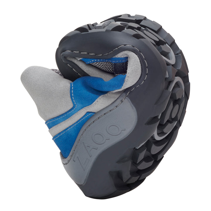 Der ZAQQ ESQAPE Grey Blue Waterproof Schuh besticht durch sein anpassungsfähiges Barfußschuh-Design mit einer robusten und biegsamen Sohle. Sein Obermaterial zeigt eine stilvolle Kombination aus Blau und Grau, gepaart mit schwarzen Profilsohlen mit der Gravur „ZAQQ“ und ausgestattet mit einer wasserdichten Innenmembran für maximalen Schutz.