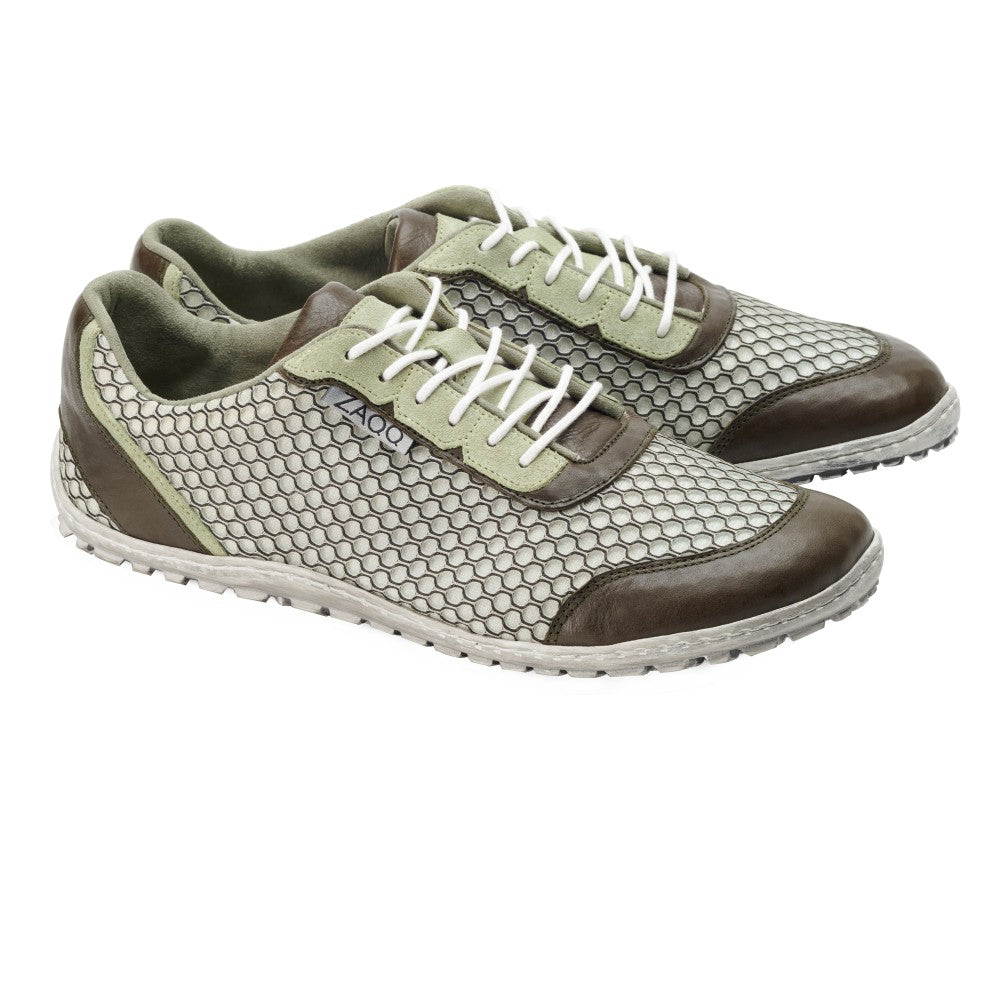 Die TOQIO Light Green Sneaker von ZAQQ präsentieren ein Wabennetz-Design in Grün- und Brauntönen, ergänzt durch weiße Schnürsenkel und eine braune Gummisohle, und vereinen mühelos sportliche und stilvolle Elemente. Ihr atmungsaktives Material garantiert ganztägigen Komfort.