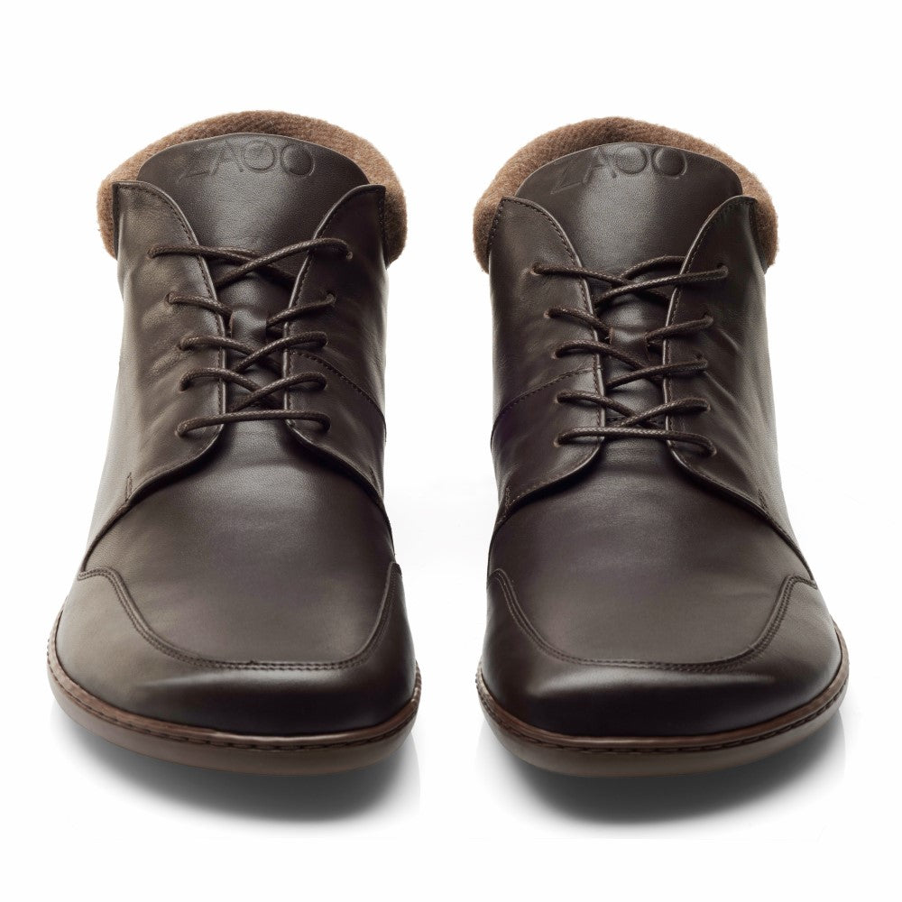 Die NEWQUAY Brown Boots von ZAQQ sind polierte dunkelbraune Stiefeletten aus Nappaleder, komplett mit Schnürsenkeln. Sie haben eine abgerundete Spitze und sind mit braunem Innenstoff gefüttert. Das Markenlogo ZABO ist auf dem oberen Teil jedes Stiefels eingeprägt, die nebeneinander angeordneten Stiefel sind nach vorne gerichtet.