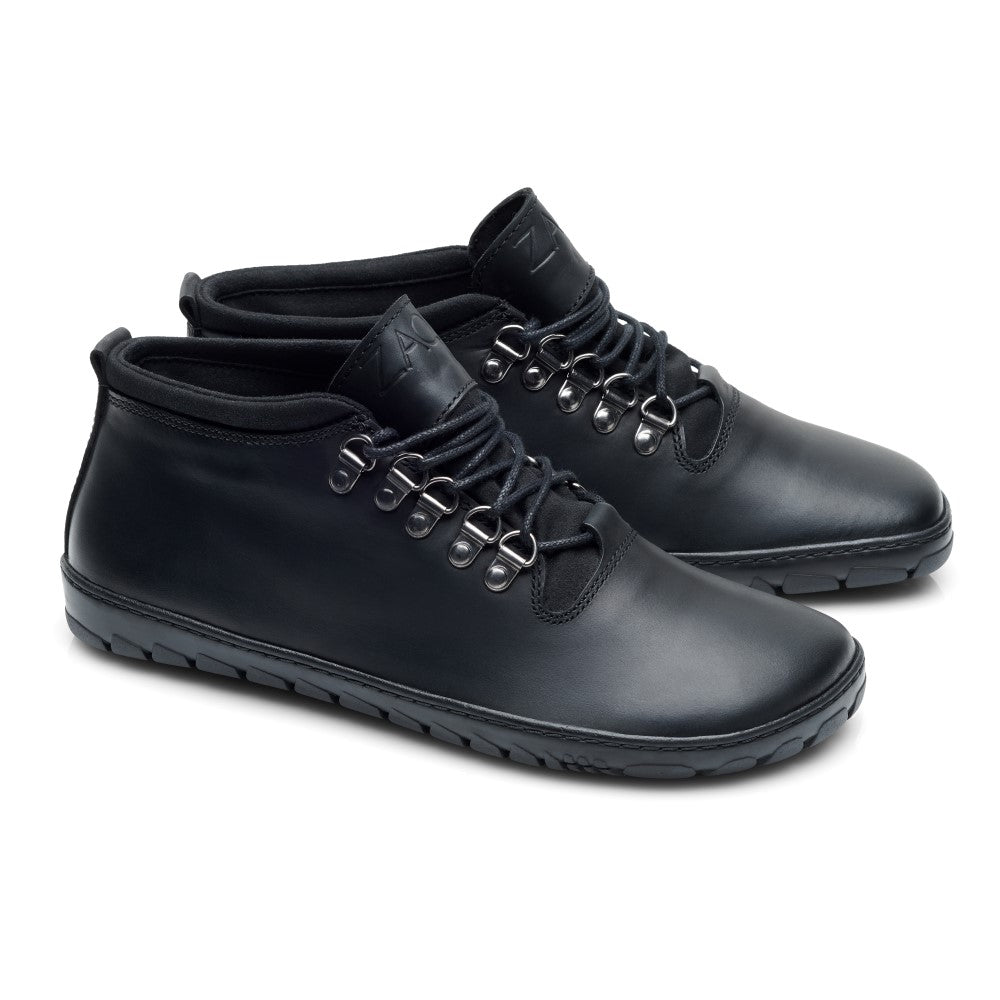 Wir präsentieren die ZAQQ EXPEQ Mid Black Waterproof High-Tops, bei denen sich glattes schwarzes Leder mit robuster Leistung verbindet. Diese Schuhe sind mit Metallösen und strapazierfähigen Schnürsenkeln ausgestattet und dezent mit einem Logo auf der Zunge verziert. Erleben Sie Stil gepaart mit Selbstvertrauen, maßgeschneidert für Abenteuer bei jedem Wetter.