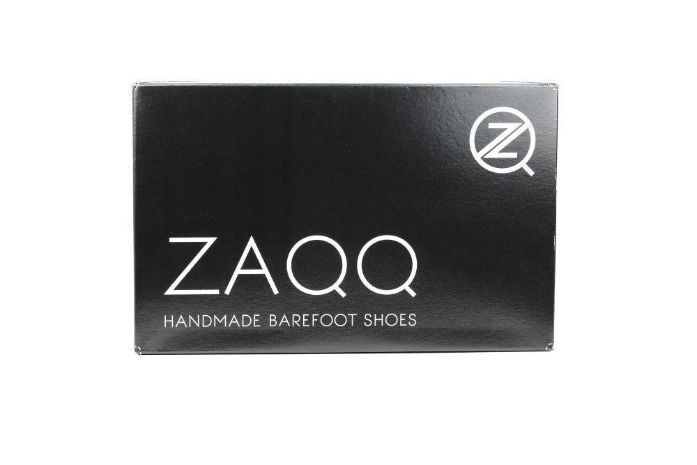 Ein schwarzer ZAQQ-Schuhkarton mit dem ZQ-Logo in der oberen rechten Ecke. Der Text „ZAQQ Handmade Barfußschuh“ ist prominent in Weiß in der Mitte angebracht und strahlt eine Eleganz aus, die an QUINTIC Brogue Black-Schuhe erinnert.