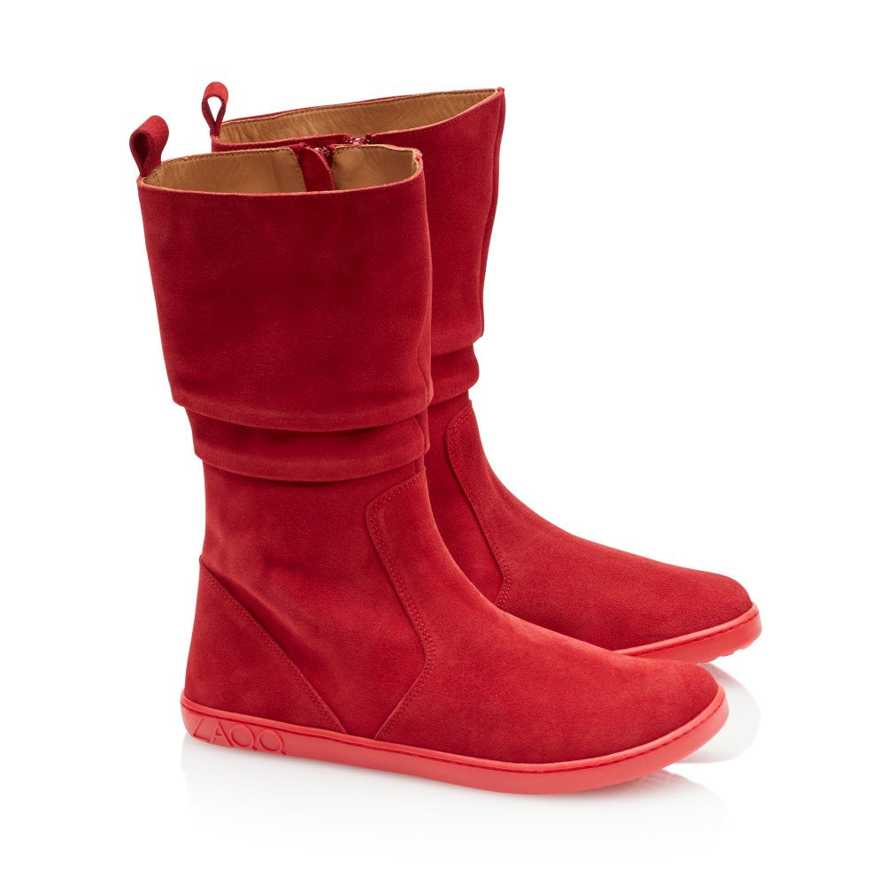 Ein Paar leuchtend rote QOM-Stiefel von ZAQQ mit weichem, lässigem Oberteil und dicken roten Sohlen auf weißem Hintergrund.