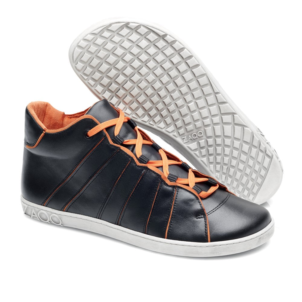 Wir präsentieren den QQQ Mid Black Orange, ein stylisches Paar High-Top-Sneaker von ZAQQ. Diese Sneaker sind aus schwarzem Nappaleder und haben auffällige orangefarbene Schnürsenkel und Futter. Die Gummisohle ist mit einem einzigartigen Karomuster verziert und zeigt stolz den Markennamen ZAQQ, der sowohl auf der Ferse als auch auf der Sohle eingeprägt ist. Ein Sneaker wird aufrecht präsentiert, während sein Gegenstück für eine attraktive Präsentation auf die Seite gelegt wird.