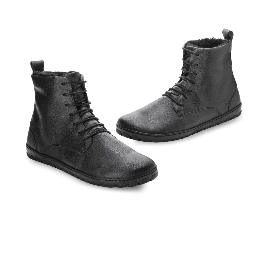 QUINTIC Winter Vegan Black Waterproof-Stiefel von ZAQQ werden in Seiten- und Dreiviertelansicht auf weißem Hintergrund präsentiert. Diese stilvollen High-Top-Stiefel aus schwarzem Leder haben Schnürsenkel, strukturierte Sohlen und bieten wasserdichten Schutz vor den Elementen.