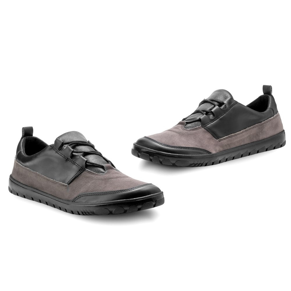 Wir präsentieren die wasserdichten Schuhe QUEST Low Black von ZAQQ, die mit modernem Flair für legere Anlässe entworfen wurden. Diese Herrenschuhe zeichnen sich durch eine Kombination aus Obermaterial aus grauem Wildleder und schwarzem Leder aus, ergänzt durch eine robuste schwarze Gummisohle und minimale Nähte für ein elegantes Erscheinungsbild, was sie zur perfekten wasserdichten Outdoorschuh-Option macht.