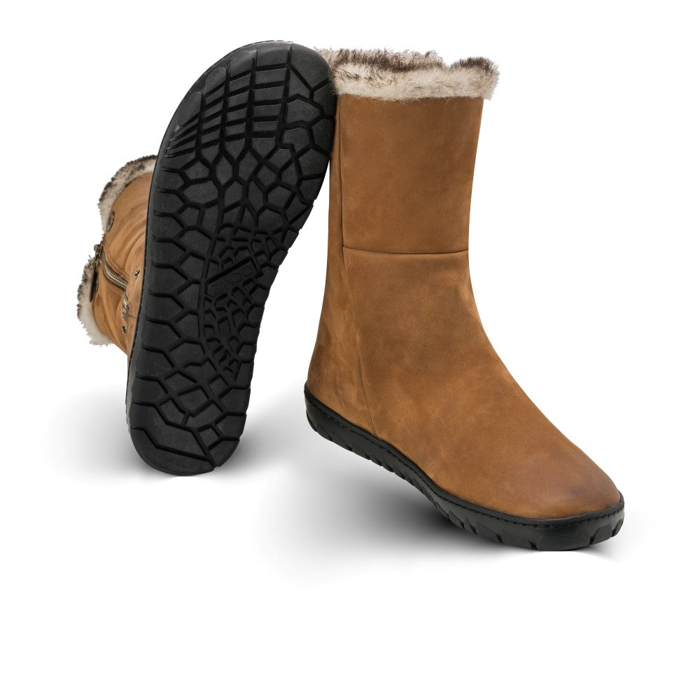 Die HUQ Brown Boots von ZAQQ haben einen Pelzbesatz und eine schwarze Kautschuksohle. Ein Stiefel steht aufrecht, während der andere auf der Seite liegt und das Profilmuster zeigt. Diese Stiefel aus samtigem Veloursleder sind auf einem schlichten weißen Hintergrund zu sehen.