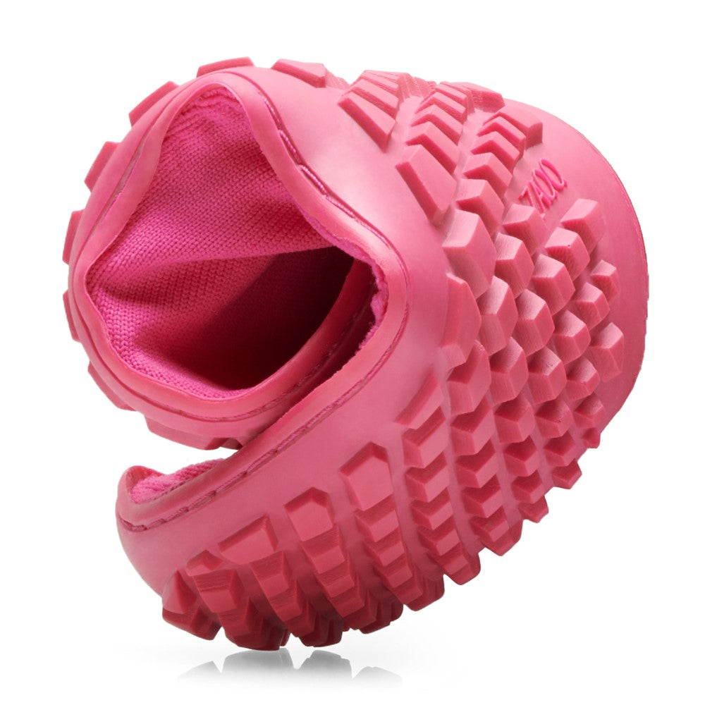 Der SOQQ Pink von ZAQQ mit robuster, strukturierter Sohle ist teilweise umgestülpt, um sein flexibles Design und seinen sockenähnlichen Tragekomfort zu betonen. Dieser Schuh aus Strickgewebe ruht elegant auf einer reflektierenden weißen Oberfläche.