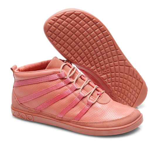 Die High-Top-Sneaker SPARQ Mid Rosa von ZAQQ sind aus hochwertigem rosa Nappaleder und perforiertem Leder gefertigt. Diese stylischen Barfußschuhe haben kreuz und quer verlaufende rosa Schnürsenkel und eine Gummisohle mit Gittermuster, auf deren Seite das markante ZAQQ-Logo eingeprägt ist.