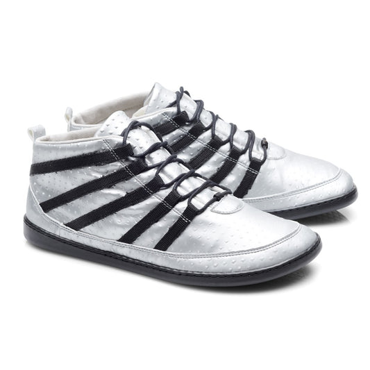 Wir präsentieren den SPARQ Mid Silver von ZAQQ: Diese stylischen Sneaker sind in einem eleganten Weiß mit schwarzen Streifen und Schnürsenkeln erhältlich und verfügen über eine abgerundete Spitze und eine strapazierfähige schwarze Sohle aus veganem Obermaterial. Das moderne Design wird durch aufwendige Pyramidendesign-Details auf der Oberfläche ergänzt.