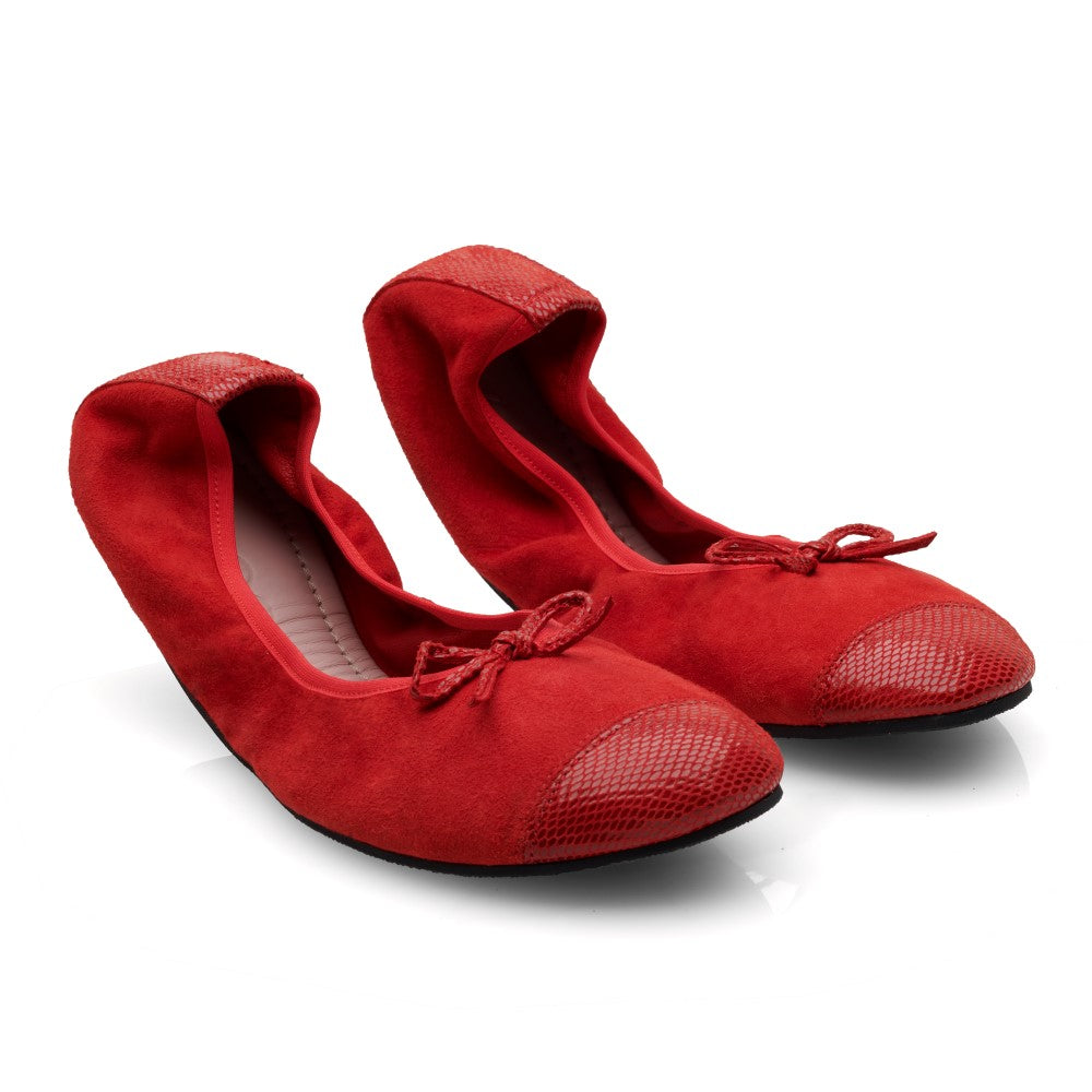 Die TWIST Velours Red von ZAQQ sind wunderschöne Ballerinas mit strukturierter Zehenkappe und zarten Schleifen. Hergestellt aus luxuriösem Veloursledermaterial verleihen diese bezaubernden Schuhe Ihrem Outfit mühelos einen Hauch von Eleganz.